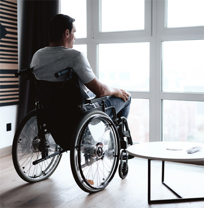 homme dans une chaise roulante