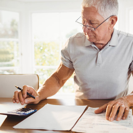 retraité faisant ses comptes